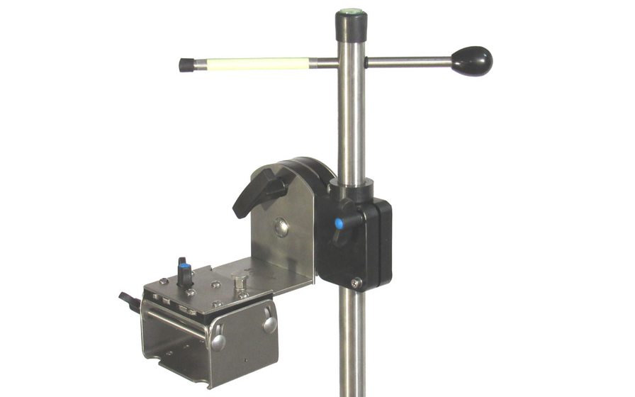 Manual live sonar pole with tilt compensator