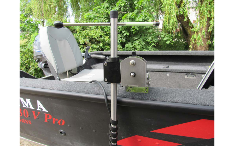 Manual live sonar pole with tilt compensator